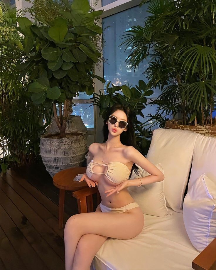 Elegant Dinner Companion Singapore